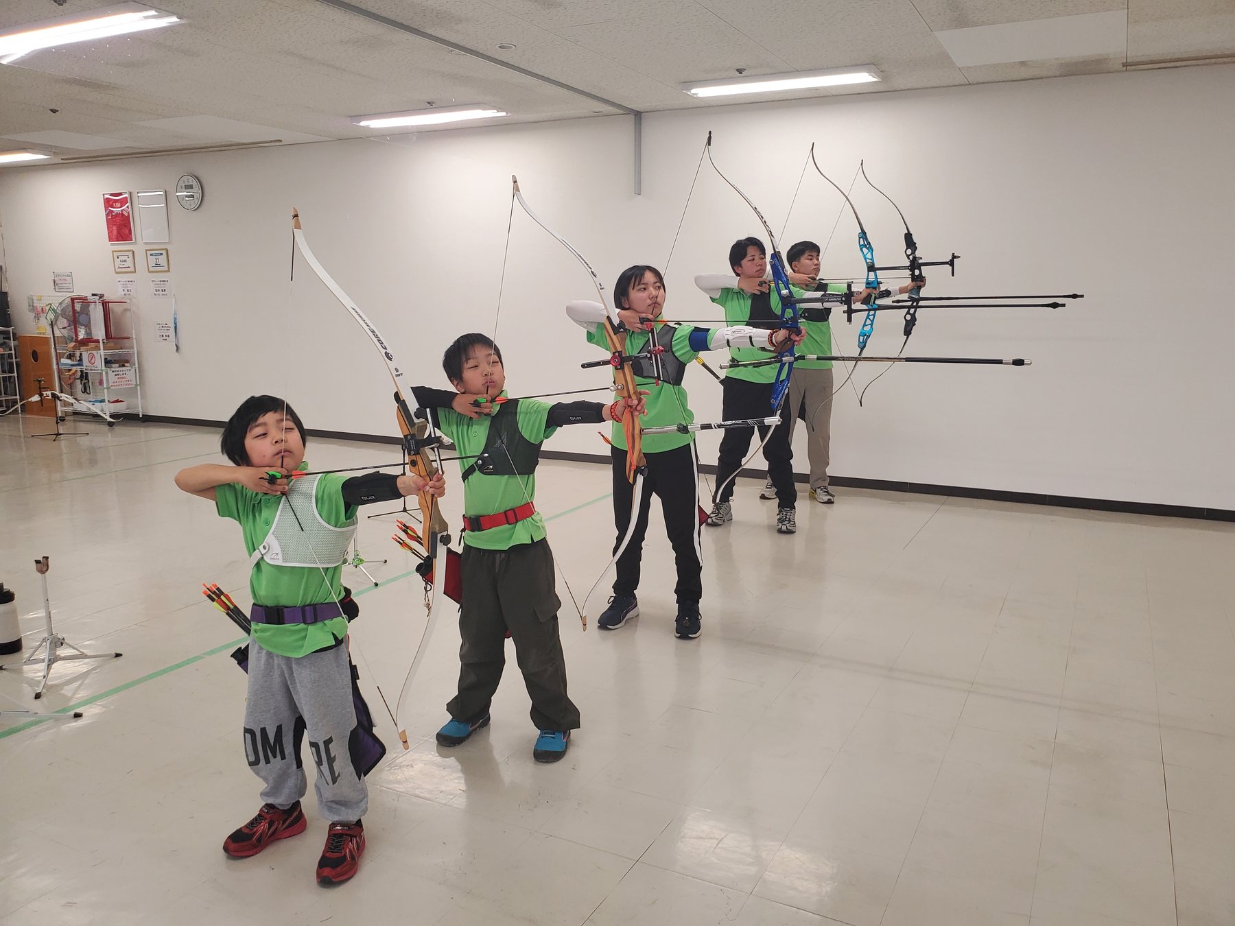 リカーブの弓を引く様子