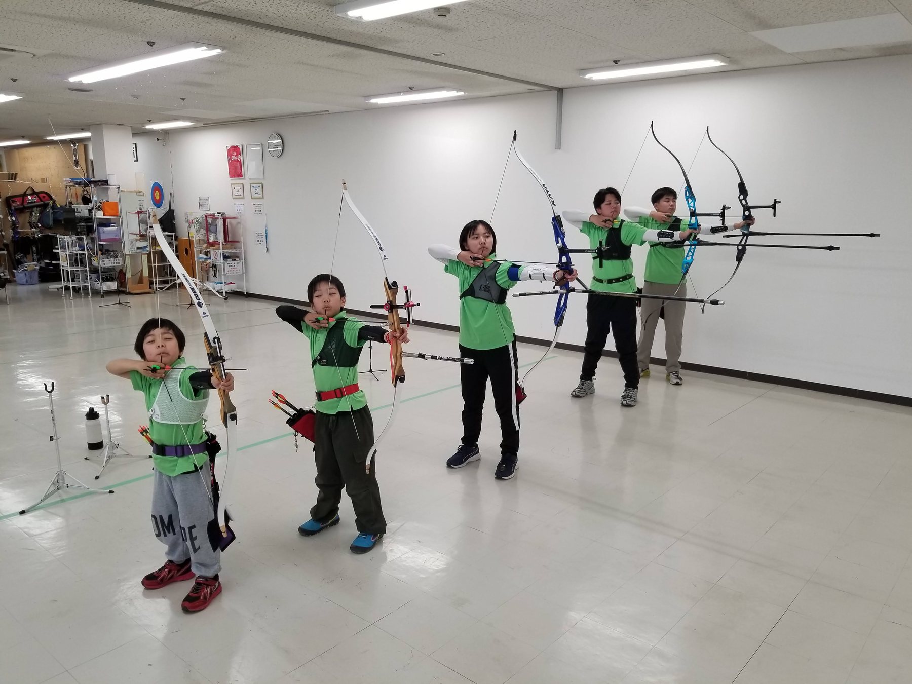本格体験でアーチェリーを射つ様子