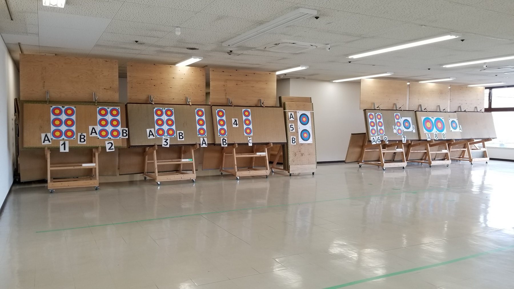 18〜30mの固定の的が並ぶ広いレンジ
